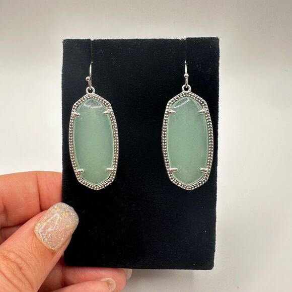 Retired Kendra Scott Elle "green Chalcedony" dangle earrings in silver tone! - Picture 4 of 12